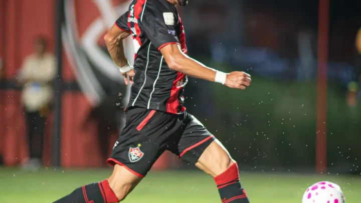 Lucas Silva projeta confronto direto do Vitória com o São Paulo após goleada