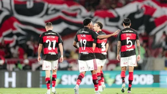 Flamengo vence Atlético-MG com gol no fim e reassume liderança do Brasileirão