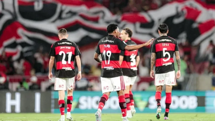 Flamengo vence Atlético-MG com gol no fim e reassume liderança do Brasileirão