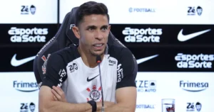 Gabriel Paulista critica diretoria do Corinthians após goleada no dérbi