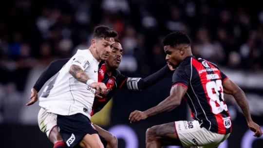 Corinthians empata com o Vitória e encerra sequência de oito derrotas no Brasileirão