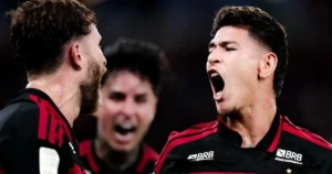 Flamengo vence Atlético-MG no último lance e retoma liderança do Brasileirão