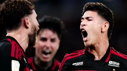 Flamengo vence Atlético-MG no último lance e retoma liderança do Brasileirão