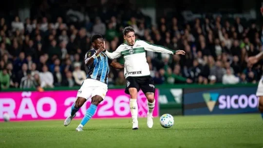 Grêmio vence o Coritiba com gol de Braithwaite no último lance e respira contra o Z4