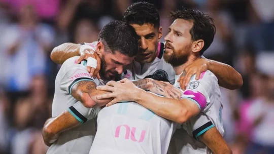 Messi dá assistência em vitória, e Inter Miami avança aos playoffs da MLS