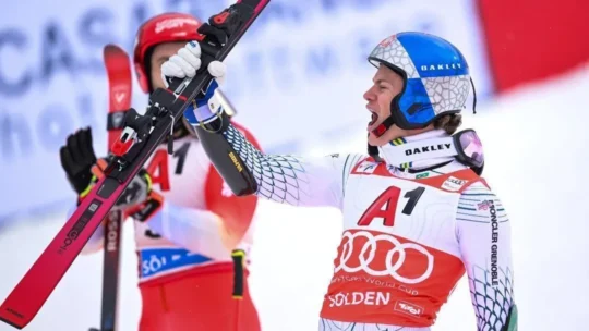 Lucas Pinheiro Braathen vence abertura da Copa do Mundo de esqui alpino