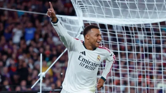Mbappé marca duas vezes, Real Madrid vence o Barcelona e encerra invencibilidade no Espanhol