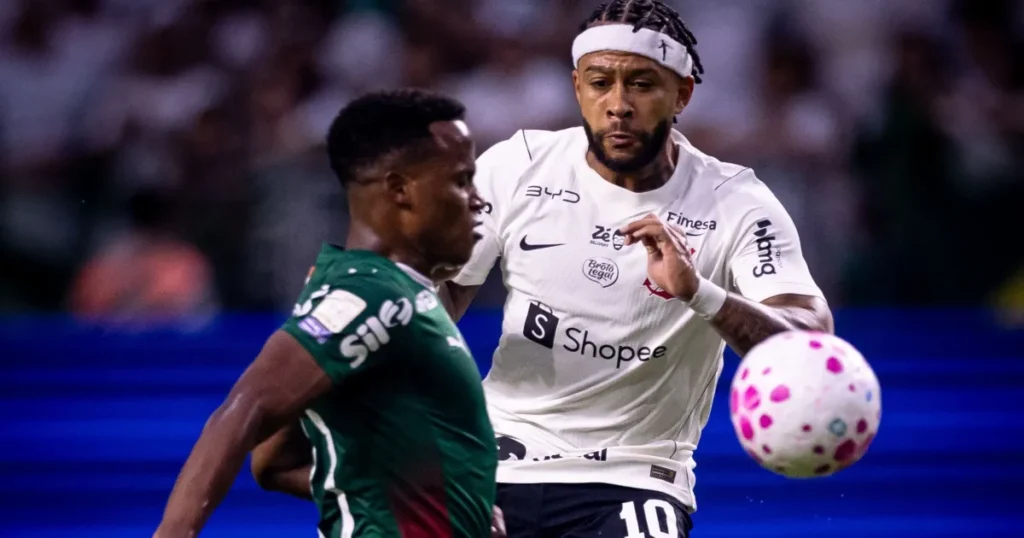 Memphis Depay desfalca o Corinthians contra o Vitória por suspensão