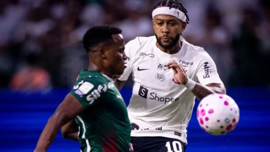 Memphis Depay desfalca o Corinthians contra o Vitória por suspensão