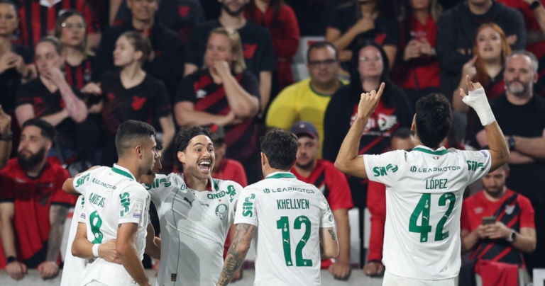 Palmeiras vence o Athletico-PR e assume liderança provisória do Brasileirão