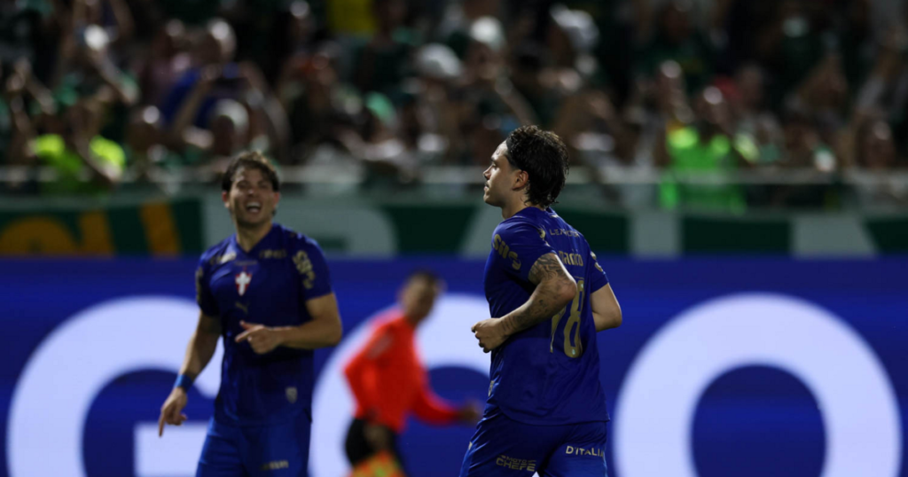 Palmeiras vence o Bragantino e assume liderança provisória do Brasileirão