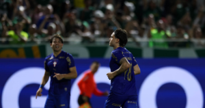 Palmeiras vence o Bragantino e assume liderança provisória do Brasileirão