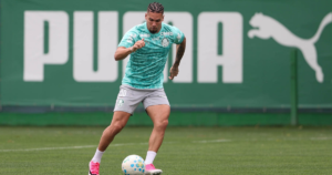 Paulinho sofre trauma na panturrilha e vira desfalque no Palmeiras
