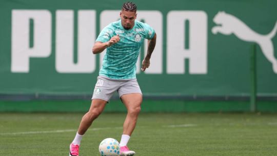 Paulinho sofre trauma na panturrilha e vira desfalque no Palmeiras