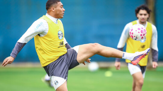 Grêmio confirma escalação com três zagueiros para enfrentar o Coritiba