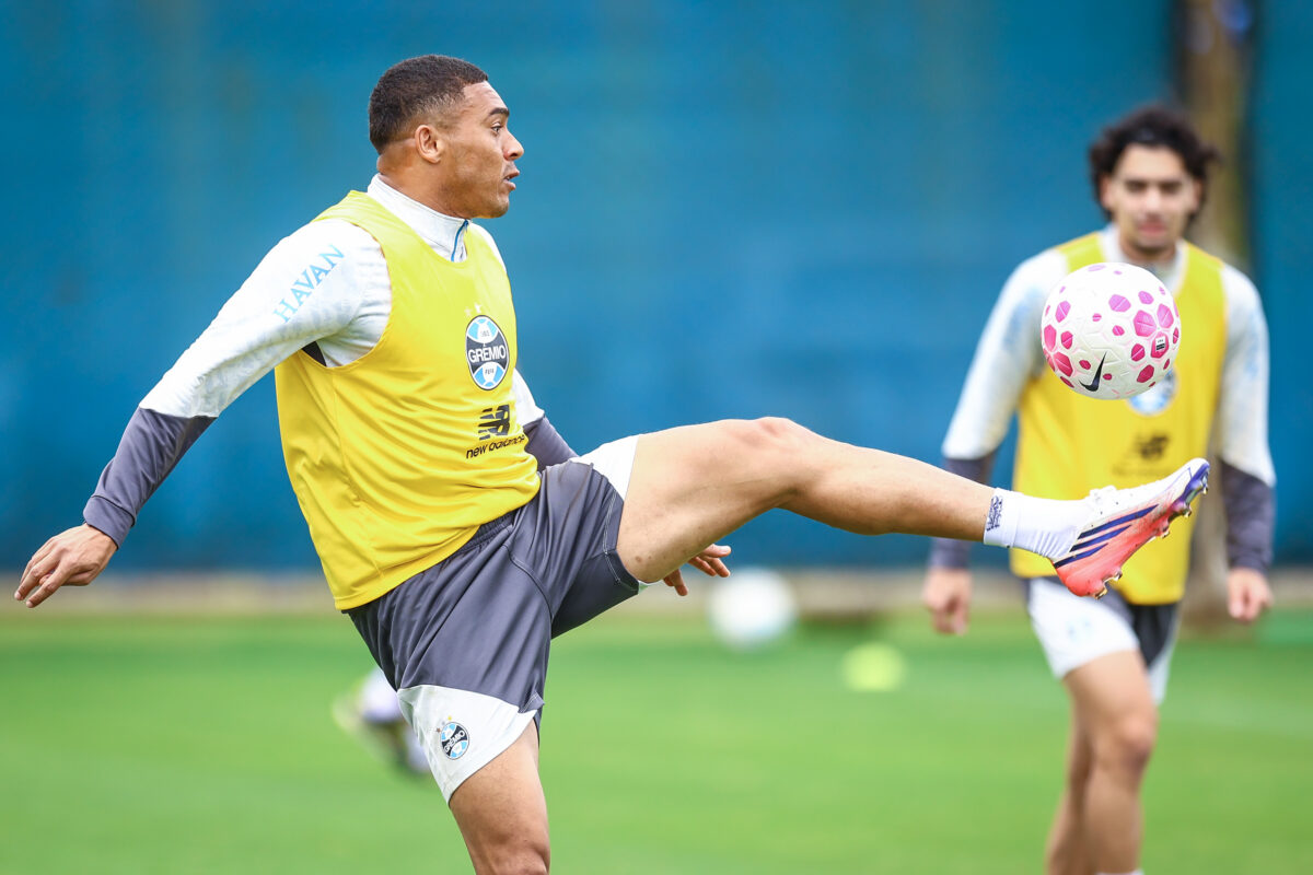Grêmio confirma escalação com três zagueiros para enfrentar o Coritiba