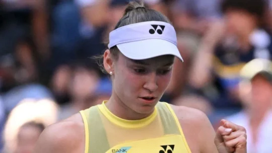 Rybakina desiste do WTA 1000 de Wuhan após lesão no pé