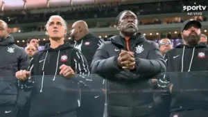 Seedorf acompanha Corinthians x Vitória na arquibancada por problema no visto