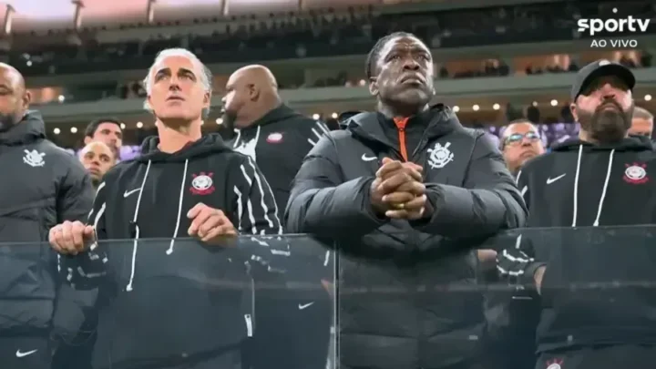 Seedorf acompanha Corinthians x Vitória na arquibancada por problema no visto
