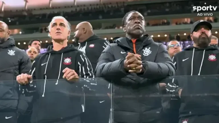 Seedorf acompanha Corinthians x Vitória na arquibancada por problema no visto