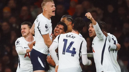 Tottenham vence Chelsea com gol contra bizarro no clássico pela Premier League